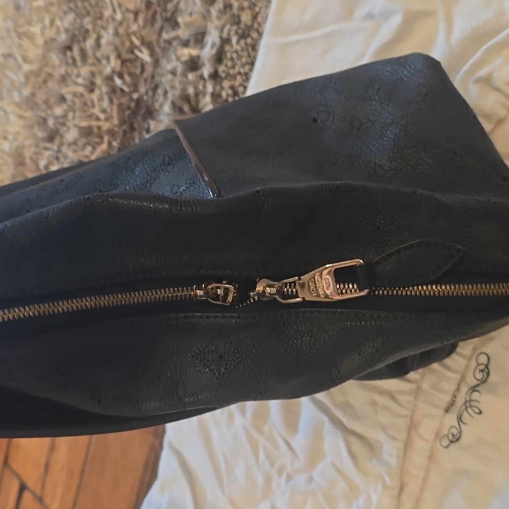 Louis Vuittom Mahina Hobo - Picture 12 of 17